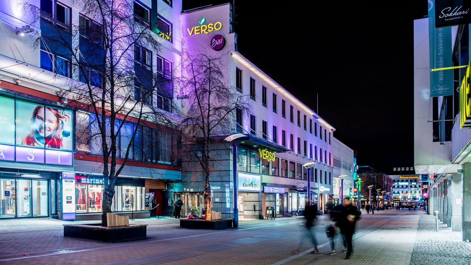 Hotelli Verson rakennus pimeällä.