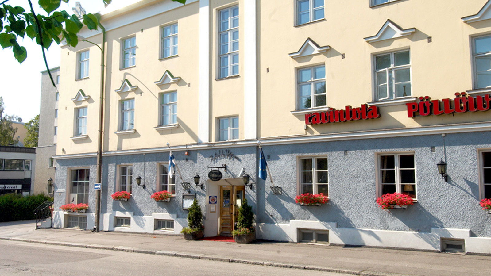 Hotelli Yöpuun rakennus.