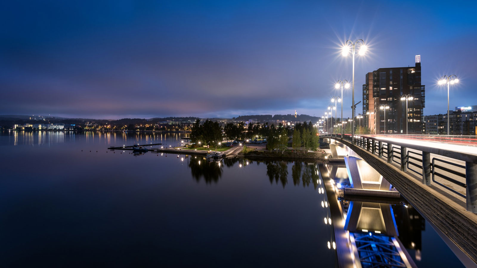 Kuokkalan silta yöllä.
