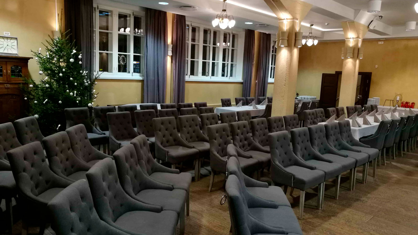Kokoustilan tuoleja rivissä.
