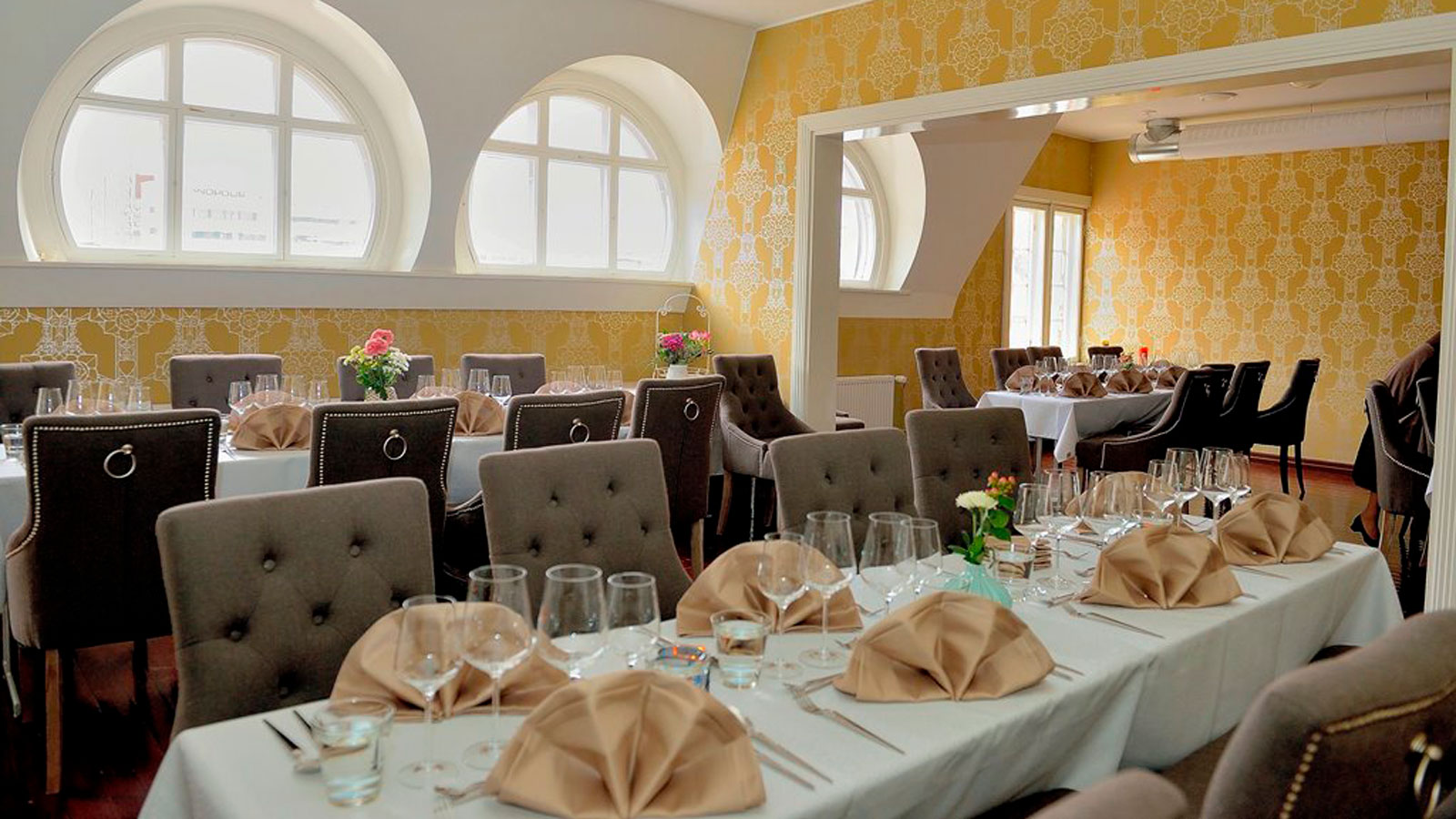 Restaurant Harmooni's tables.