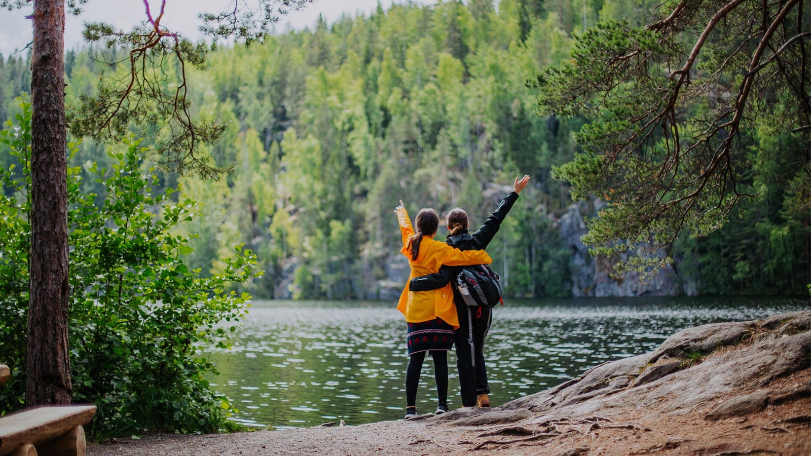 Kaksi henkilöä Etelä-Konneveden kansallispuistossa