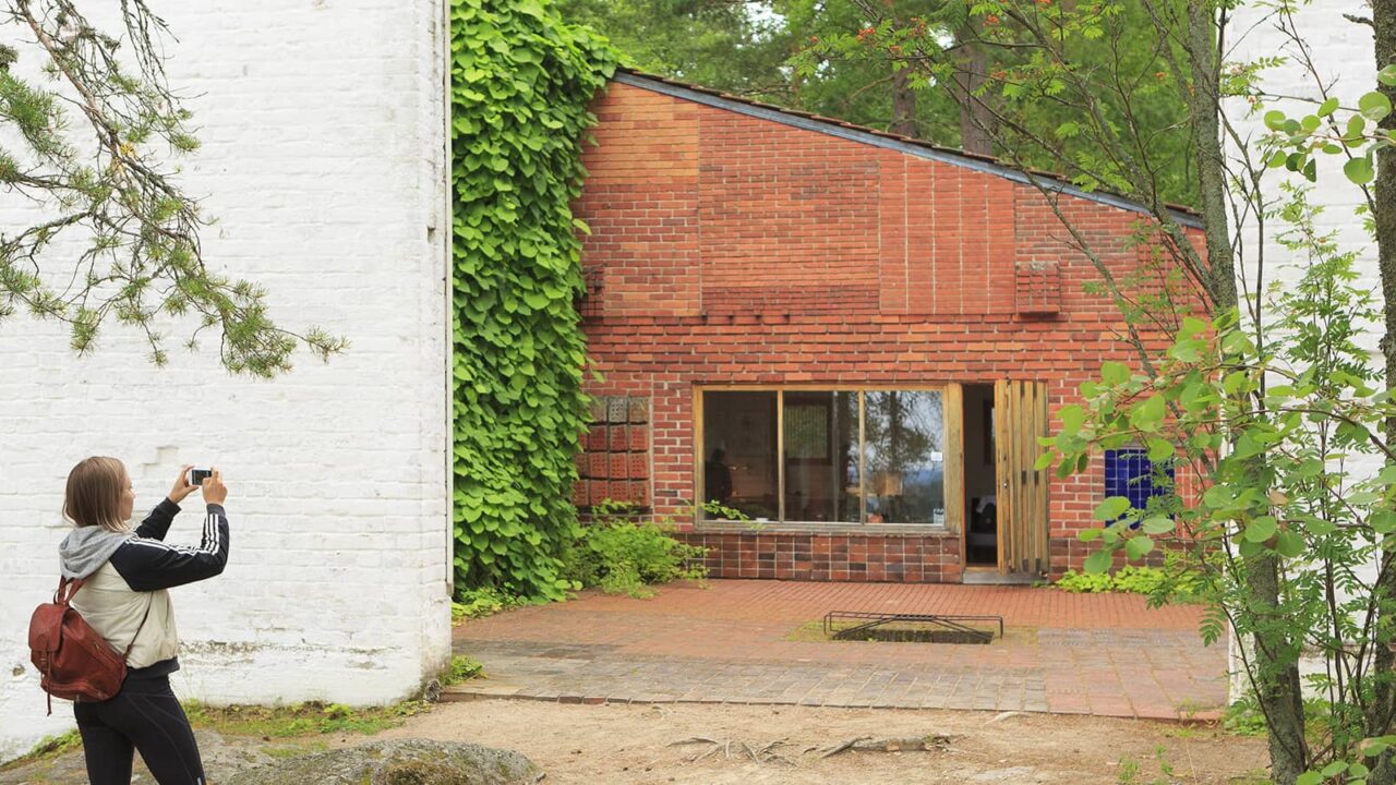 Henkilö ottamassa kuvaa Muuratsalon koetalosta