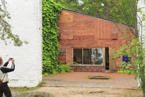 Henkilö ottamassa kuvaa Muuratsalon koetalosta