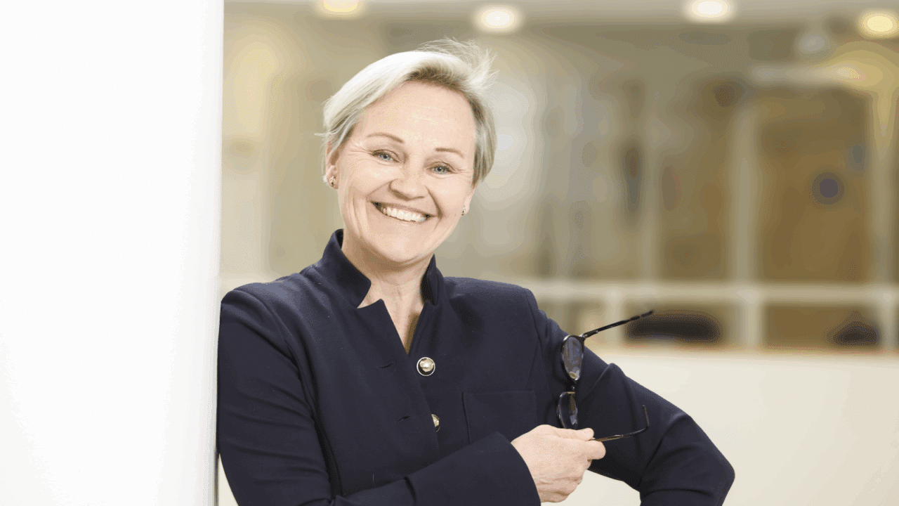 Vuoden 2025 kongressilähettiläs Arja Sääkslahti hymyilee.