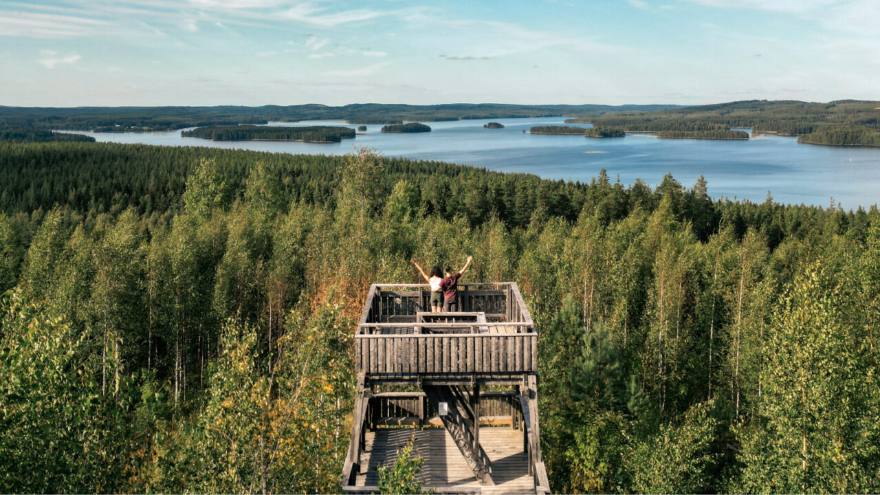 Kaksi henkilöä Äänemäen näkötornilla.