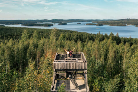 Kaksi henkilöä Äänemäen näkötornilla.