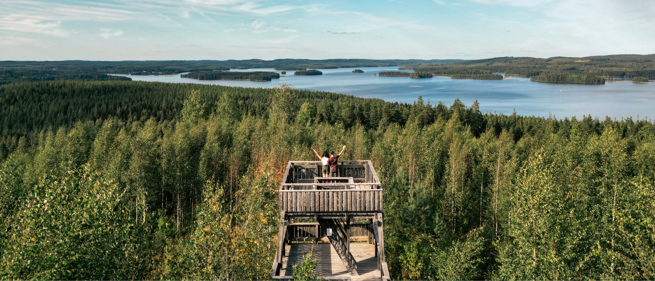 Kaksi henkilöä Äänemäen näkötornilla.