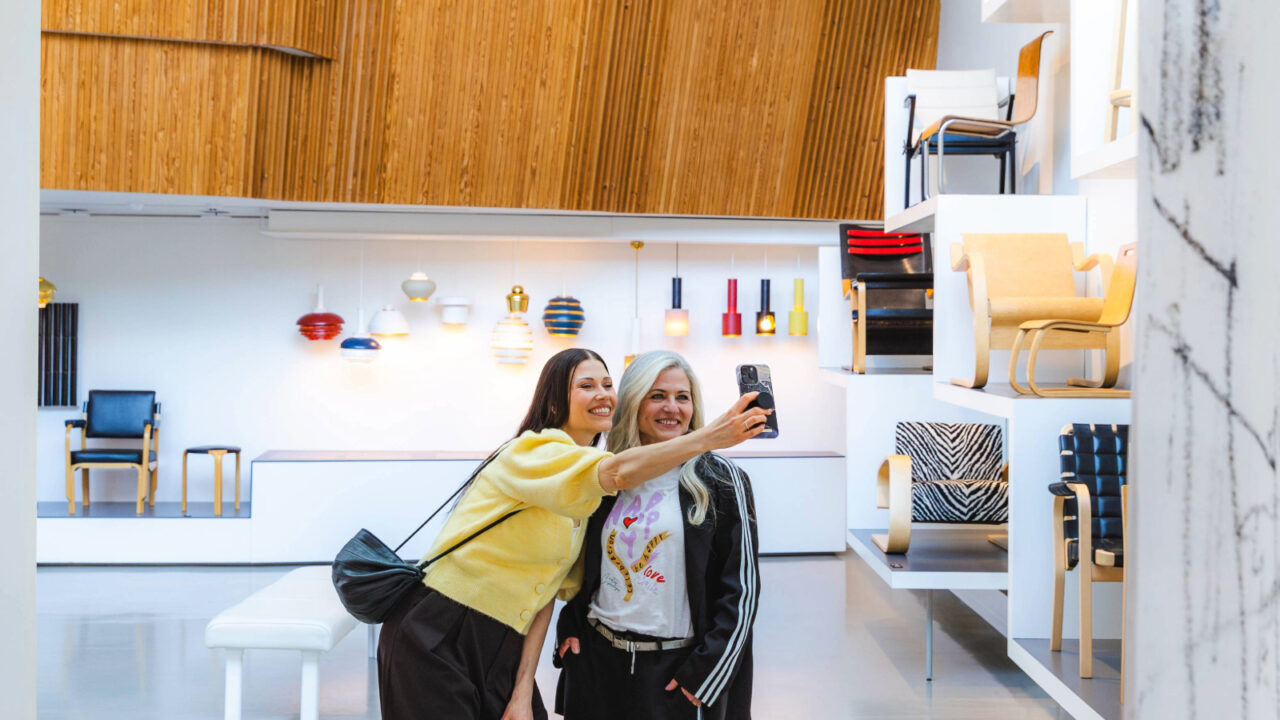 Kaksi henkilöä ottamassa selfietä Aalto2-museokeskuksessa.