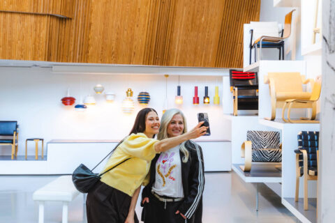 Kaksi henkilöä ottamassa selfietä Aalto2-museokeskuksessa.