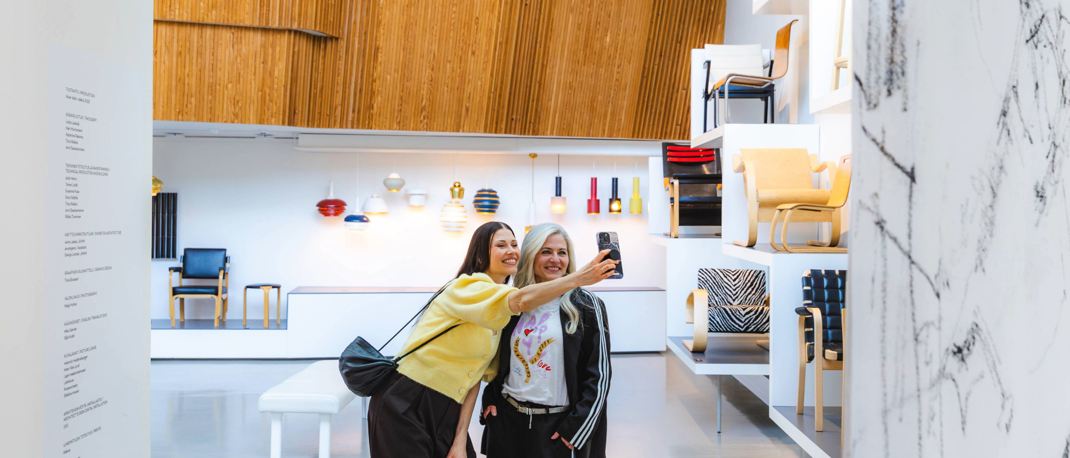 Kaksi henkilöä ottamassa selfietä Aalto2-museokeskuksessa.