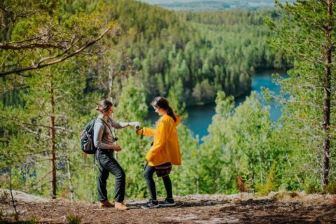Dos personas de pie en el Parque Nacional Konnevesi Sur.