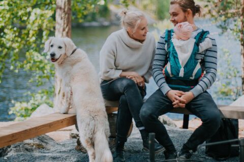 Koira ja perhe Isojärven kansallispuiston laavulla