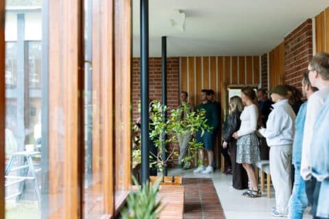 Menschen auf einer Führung durch das von Alvar Aalto entworfene Rathaus von Säynätsalo.