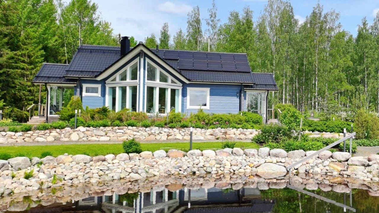 Vaaleansininen majoitusrakennus Villa Paasirinne A.