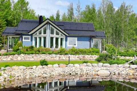 Vaaleansininen majoitusrakennus Villa Paasirinne A.