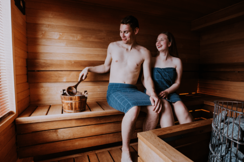 Zwei Personen in der Sauna bereit für den nächsten Aufguss in der Region Jyväskylä, Sauna-Region.