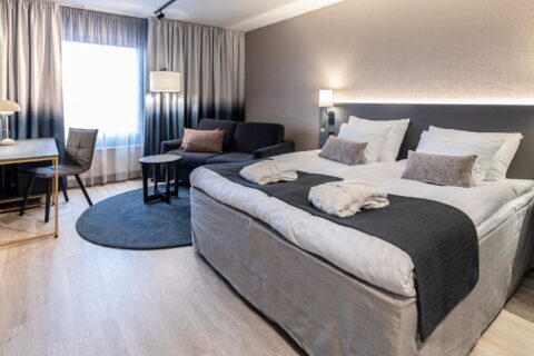 Zimmer mit zwei Betten im Scandic Hotel in Jyväskylä.