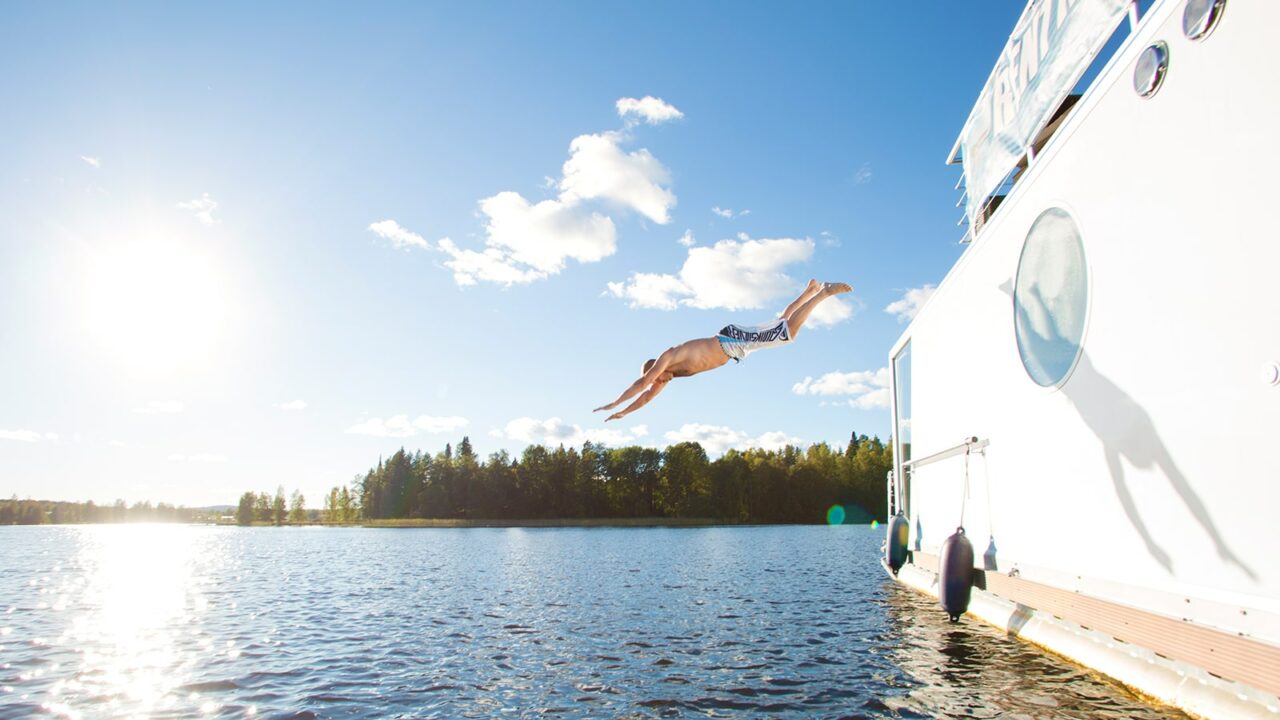 Person jumps to the lake from Houseboat