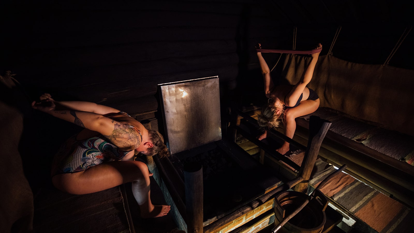 Kaksi henkilöä venyttelee Kinkamon Pirtin saunassa