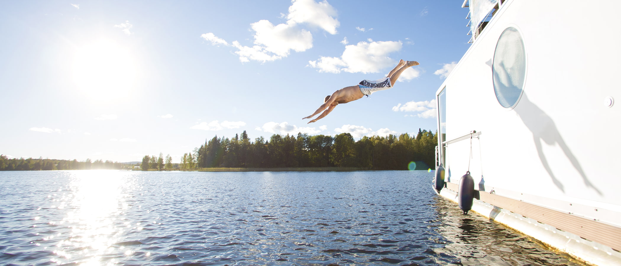 Person jumps to the lake from Houseboat