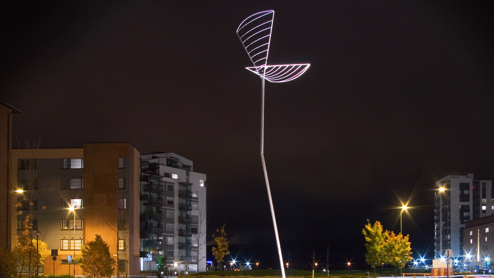 Valaistu taideteos Jyväskylässä.