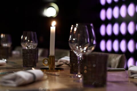 Ravintolapöydän kattaus.
