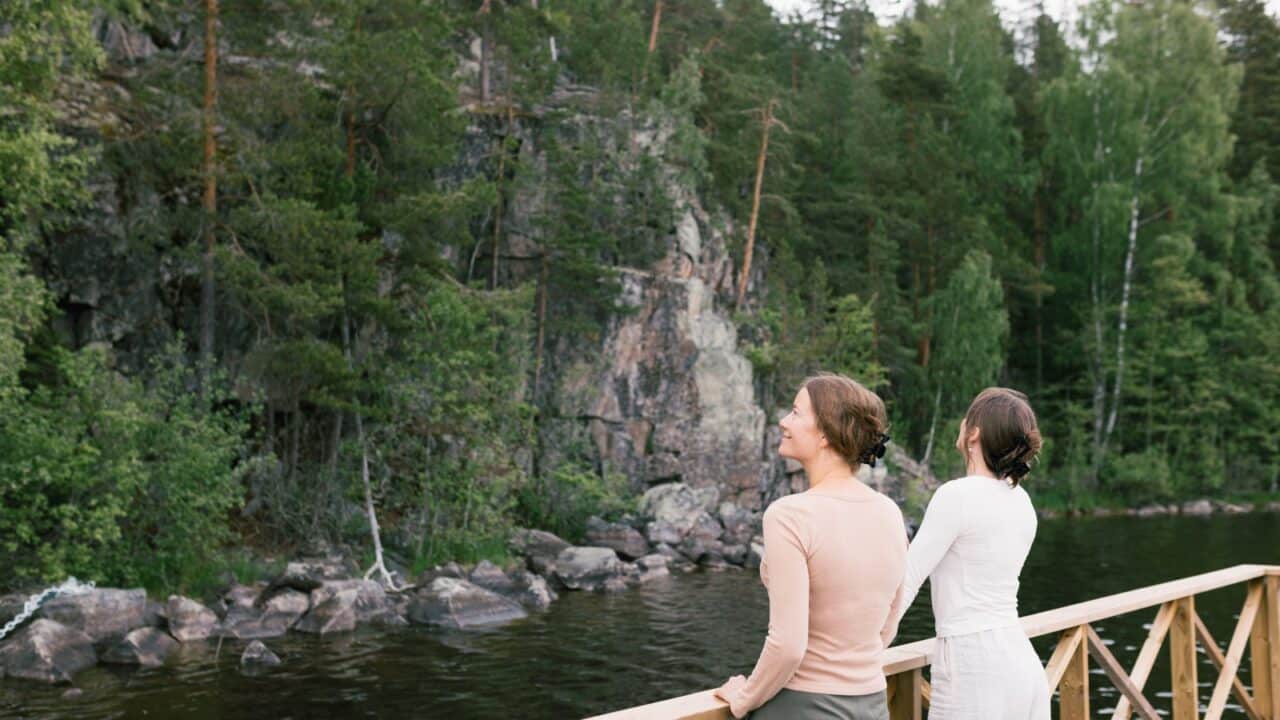 Ihmisiä Saraakallioiden katselulaiturilla Laukaassa.