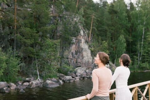 Ihmisiä Saraakallioiden katselulaiturilla Laukaassa.