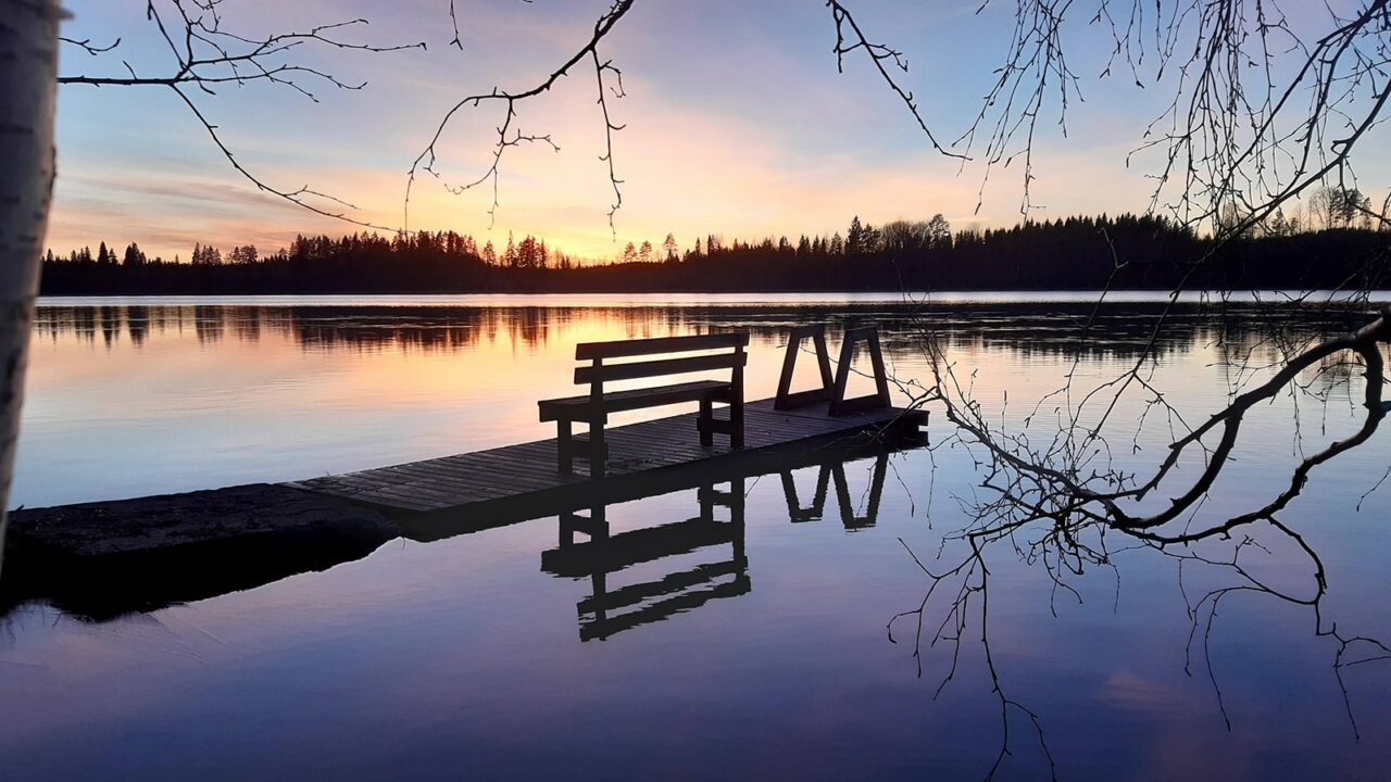 Laituri ja penkki.