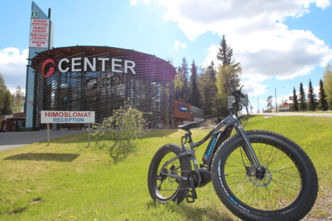 Sähköavusteinen fatbike-pyörä HimosCenterin edustalla