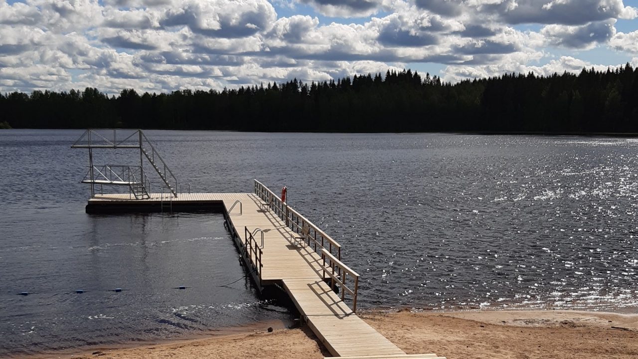Maisema kirkonkylän uimarannalta Petäjävedeltä