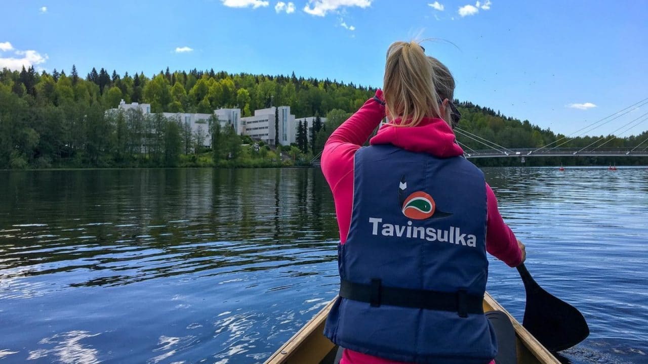 Henkilö meloo Jyväsjärvellä Jyväskylässä.