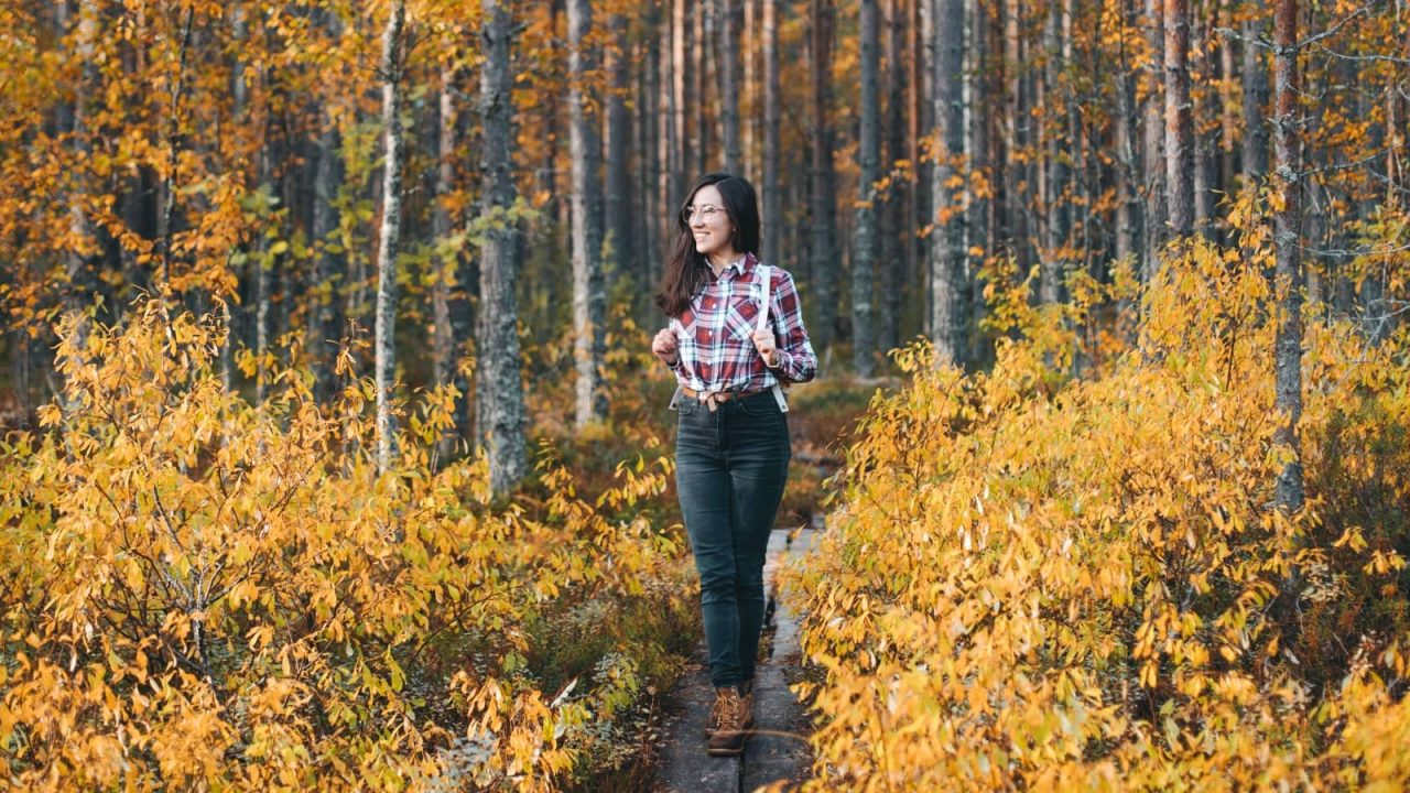 Una persona está en el bosque.