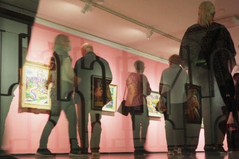 Ihmisiä Jyväskylän taidemuseossa.