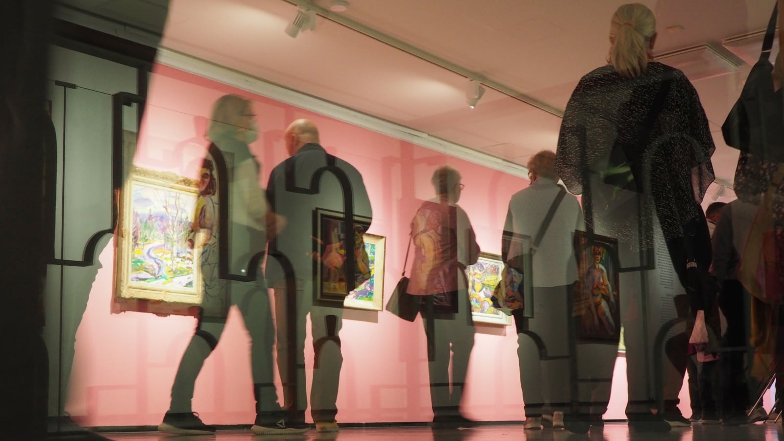Ihmisiä Jyväskylän taidemuseossa.