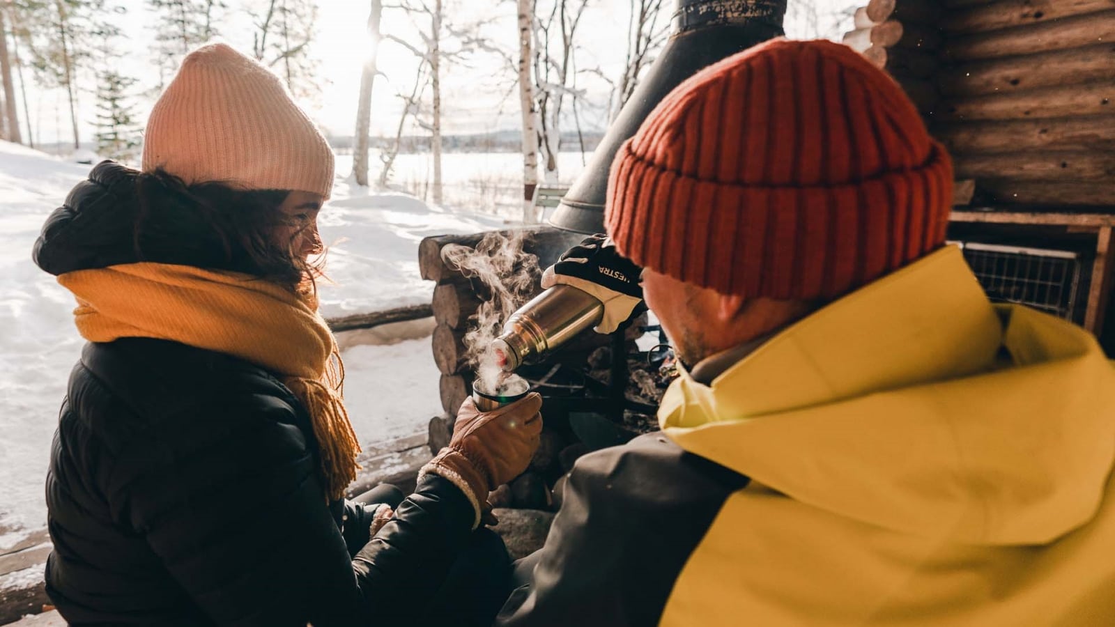Kaksi henkilöä laavulla Peurungan maastoissa Laukaassa.