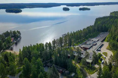 Kesäinen ilmakuva Hotelli Keurusselästä järven rannalla.