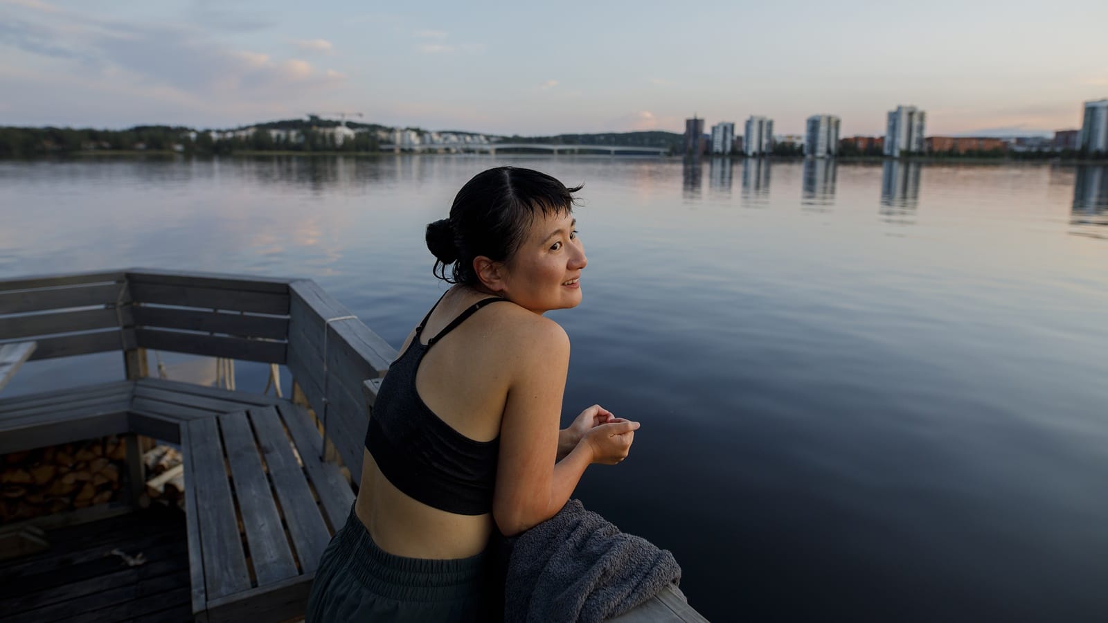 Ayana Palander auringonlaskun aikaan onnellisena saunalautalla Jyväskylässä.