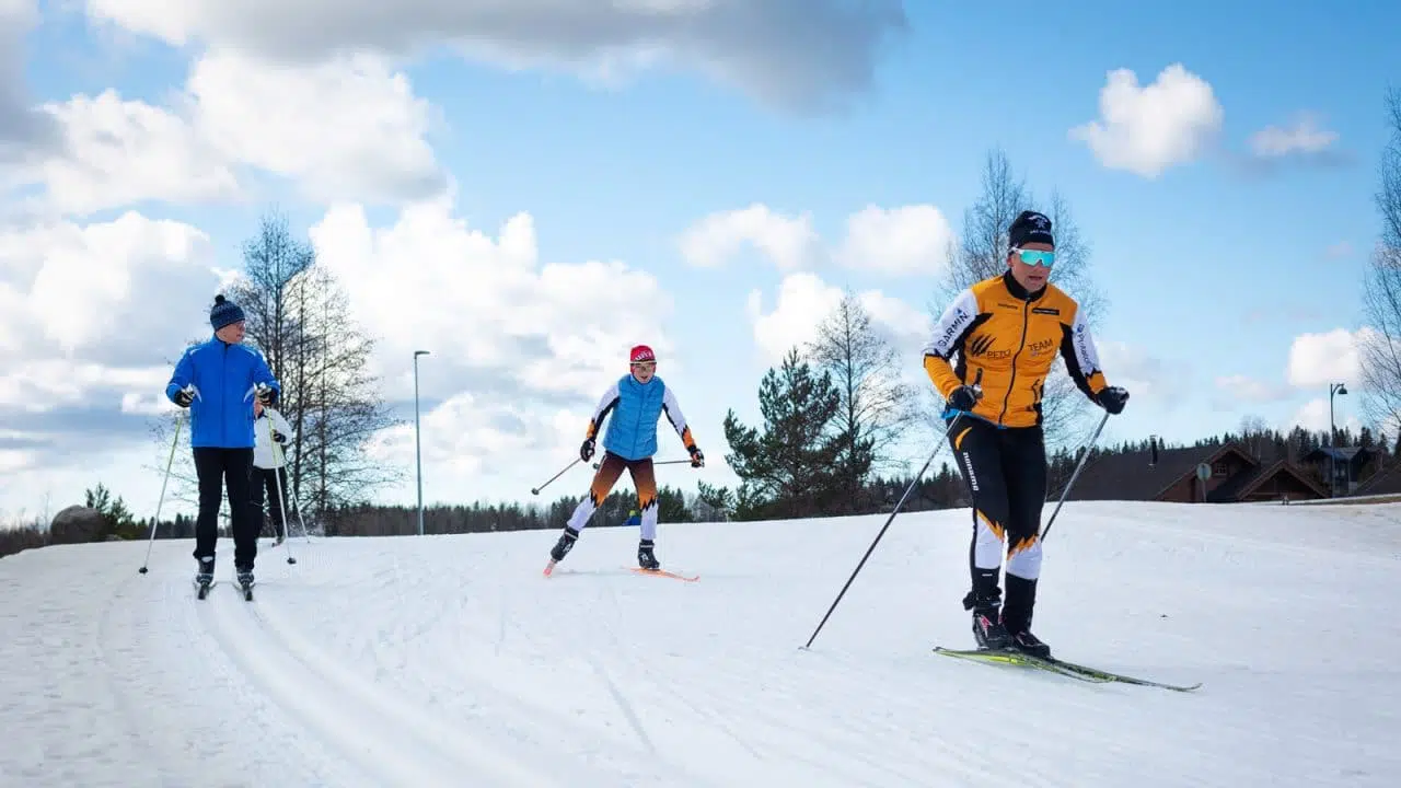 Neljä hiihtäjää Himoksen ensilumeen tehdyllä ladulla