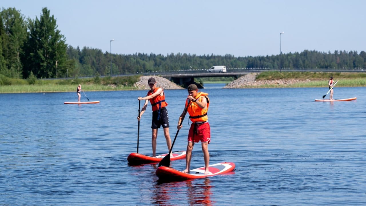 Ihmisiä nauttimassa kesäpäivästä