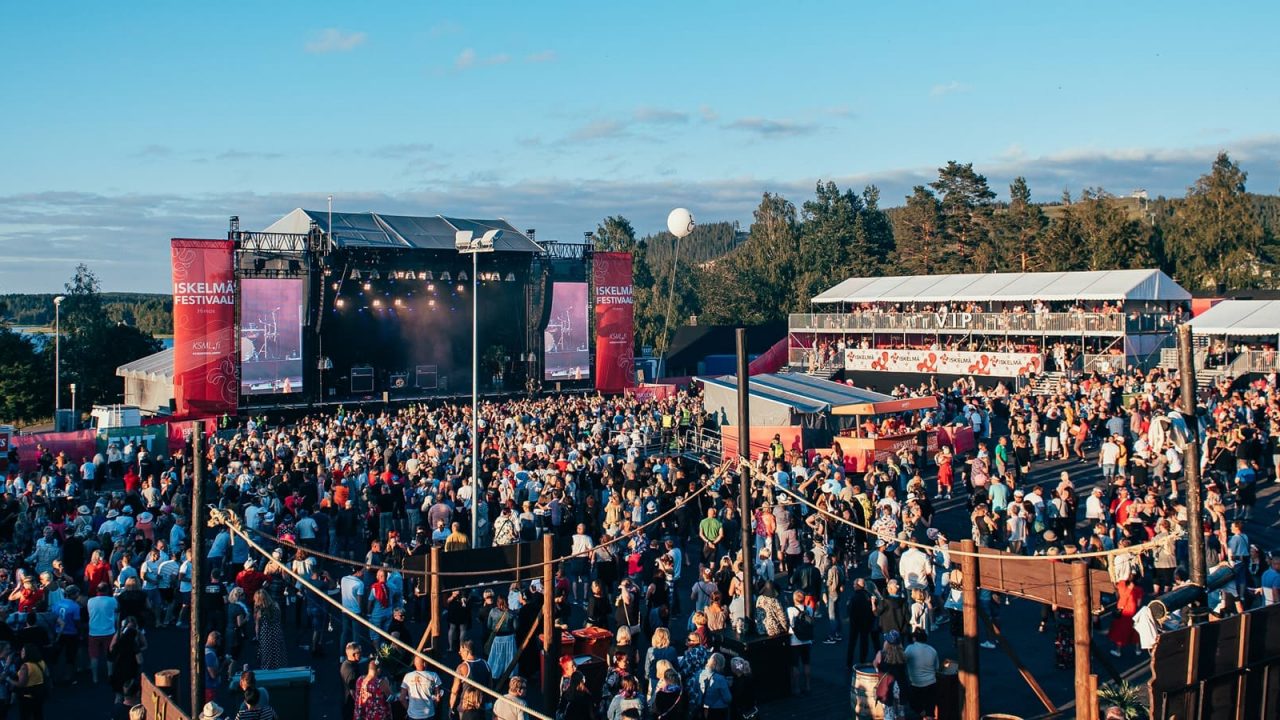 Ihmisiä nauttimassa iskelmä festivaalista kesällä