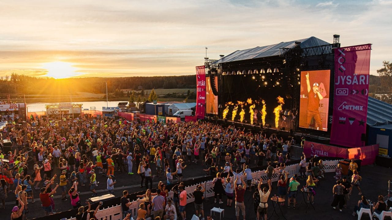 Ihmisiä nauttimassa Jysäri festivaaleista kesällä