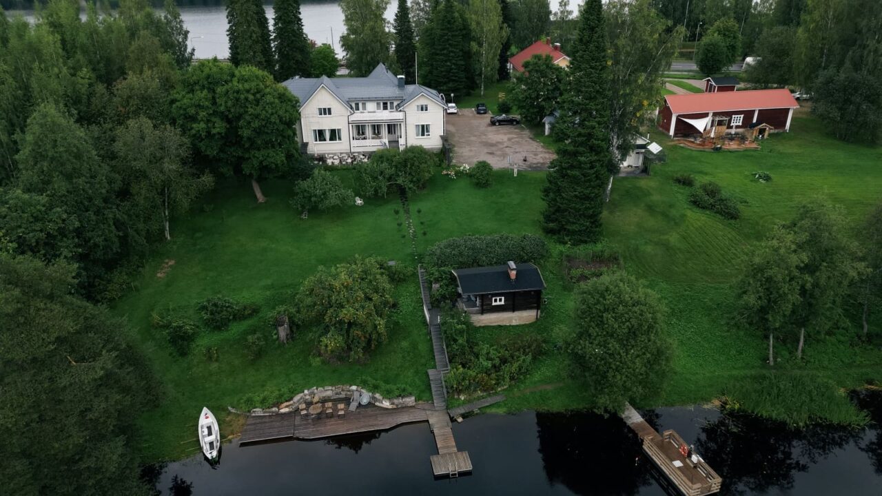Ilmakuva, jossa näkyy sekä Ruustinnan rakennukset että järveä.