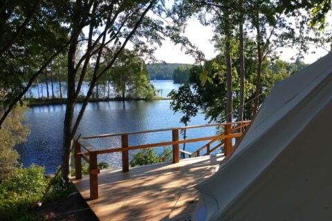 Järvimaisema glamping-majoituksen terassilta.