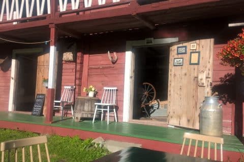 Café Meijerinliiteri aitta auringossa.