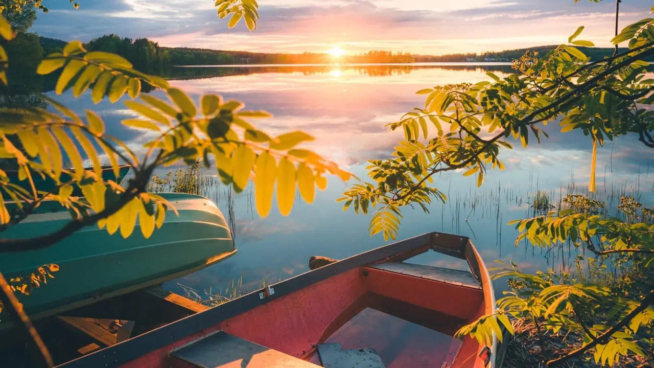 Soutuveneitä järven äärellä ilta-auringossa