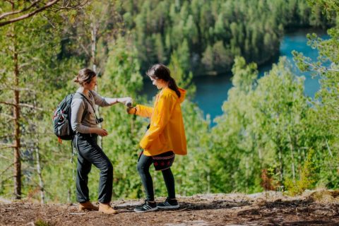 Kaksi henkilöä retkellä Etelä-Konneveden kansallispuistossa.