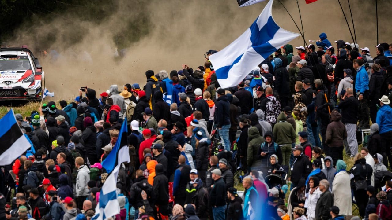 People watching the Rally, while vawing Finnish flags.