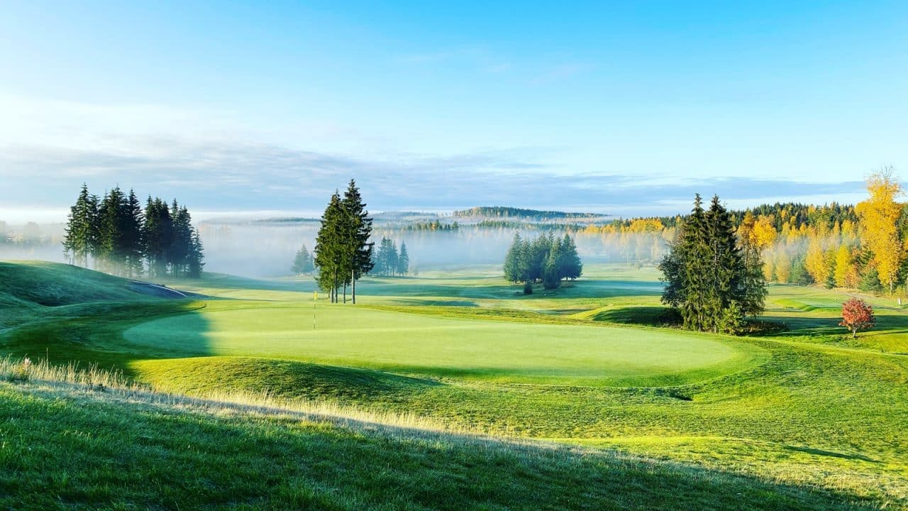 golf kenttä aamu sumussa
